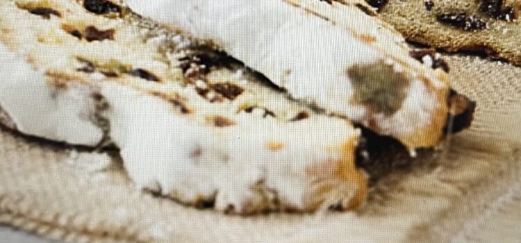 Frischer Stollen mit und ohne Marzipan